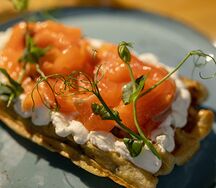 Вафли картофельные с лососем и с сыром