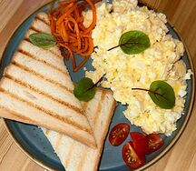 Скрэмбл с сыром и тост