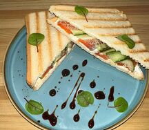 Сэндвич с лососем и огурцом