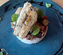 Запечённый сибас с овощами на рисовой подушке