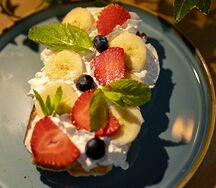 Вафли творожные со сливками и фруктами