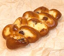 Косичка с творогом и изюмом