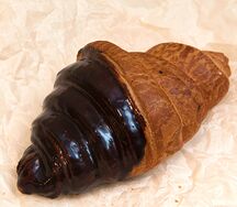 Круассан с шоколадом