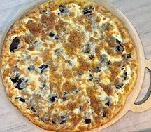 Пицца с грибами и моцареллой