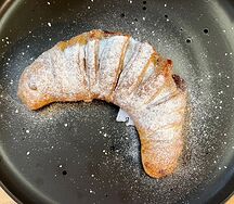Рогалик с вишней