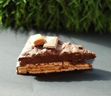 Вафли с карамелью, арахисом и шоколадом