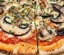 Пицца с грибами и курицей