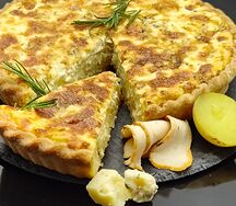 Пирог с курицей и сыром дорблю