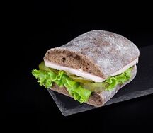 Сэндвич с индейкой на ржаной чиабатте