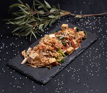 Рисовая лапша с морепродуктами и рыбно-лаймовым соусом