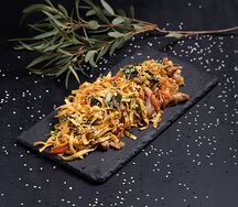 Яичная лапша с морепродуктами и рыбно-лаймовым соусом