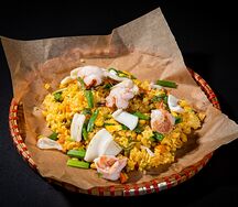 Жареный рис с креветками и кальмарами