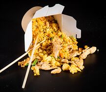 Жареный рис с курицей