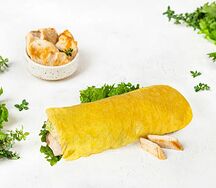 Ролл с курицей, зеленым салатом и соусом Цезарь