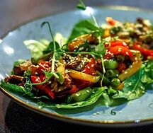 Теплый салат с говядиной