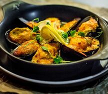 Мидии киви, запеченные с соусом шрирача