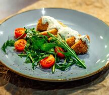 Куриный рулет с рукколой и сливочно-горчичным соусом