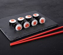 Ролл с подкопчённым лососем