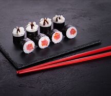 Ролл с томатом и тунцом