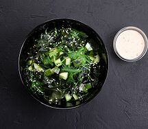 Салат с Чукой и ореховым соусом