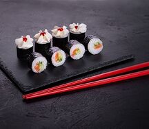 Ролл с лососем и огурцом