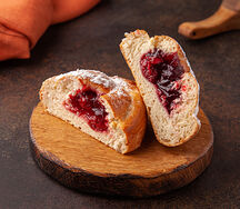 Булочка с клубникой