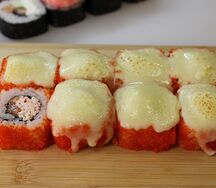 Запеченный ролл Калифорния с моцареллой