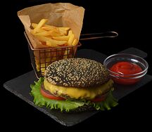 Чёрный бургер Black Angus c вишнёвым соусом