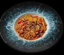 Яичная лапша с курицей и овощами