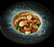 Салат с креветкой, руколой и черри