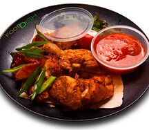 Шашлык из курицы с красным соусом