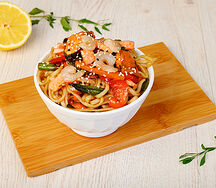 Wok с морепродуктами, овощами и соусом