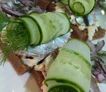 Тосты с пряной килькой