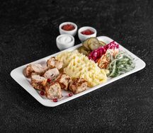 Шашлык из курицы с гарниром, салатом и соусами
