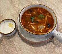 Солянка с копчёностями и сметаной