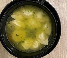 Тортеллини из говядины в бульоне со сметаной