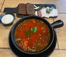 Борщ с гренками, салом и сметаной