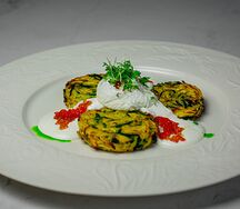 Драники со шпинатом, яйцом пашот, сметаной и красной икрой