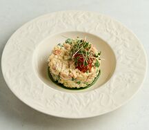 Оливье с копченой креветкой и икрой
