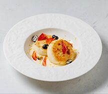 Сырники со свежими ягодами и английским соусом
