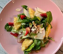 Салат с жареным адыгейским сыром, виноградом, клубникой и грушей