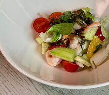Салат Средиземноморский с креветками, кальмарами и цитрусами