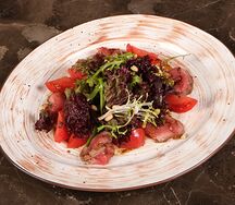 Салат с ростбифом