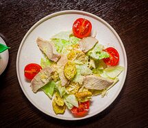 Салат Цезарь с курицей