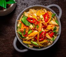 Лапша удон с курицей и соусом кимчи