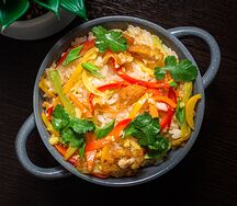 Рис с курицей и соусом кимчи