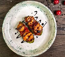 Авокадо-гриль с тигровыми креветками