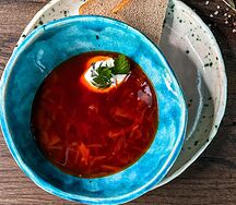 Борщ из говядины, подаётся с ломтиком хлеба, смальцом с чесноком и сметаной