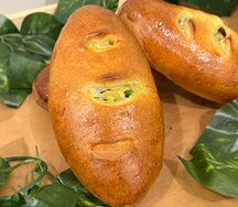 Пирожок с яйцом и зеленым луком