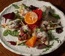 Тартар из слабосоленой семги с авокадо, манго, красной икрой